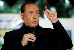 Berlusconi: "Le mogli preferiscono il cane al marito"