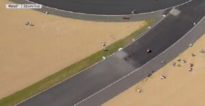 YOUTUBE Moto3 Le Mans, mega caduta per olio in pista: tutti per terra