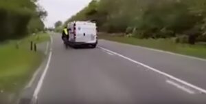YOUTUBE Ciclista non si sposta: il furgone lo colpisce per superarlo. Autista licenziato