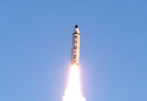 Corea del Nord, Kim Jong-un lancia la produzione di massa del missile Kn-15 a medio-lungo raggio