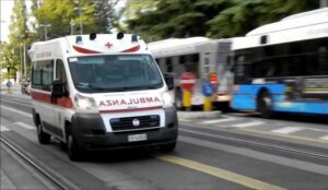 Roma, motociclista muore dopo scontro con autocarro