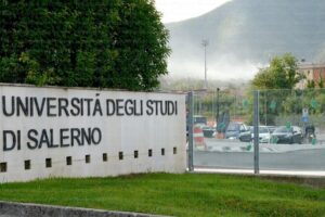 Salerno, studente precipita dal quarto piano dell'Università e muore