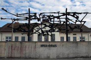 Dachau: nell'ex lager i volantini pubblicitari di Burger King. La fondazione gli fa causa