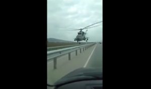 YOUTUBE Elicottero ad altezza uomo in autostrada in Cecenia, a Gudermes