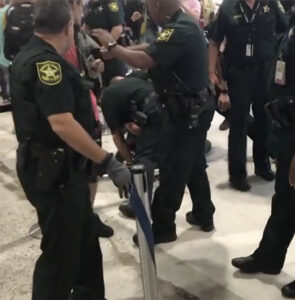 YOUTUBE Florida, 300 voli cancellati: rissa passeggeri polizia 