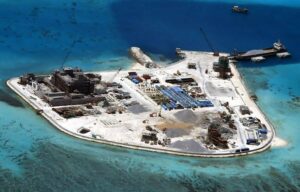 Tensione tra Cina e Usa: nave americana nelle acque delle isole artificiali Spratly. Pechino protesta