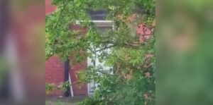 Manchester, polizia entra nella casa dell'attentatore Salman Abedi VIDEO