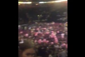 VIDEO Manchester Arena, due forti boati e la folla che fugge: morti e feriti