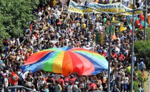 Grillo contro migranti vuole il reddito di cittadinanza e il Pd...marcia a Milano