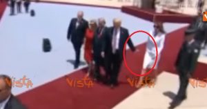 YOUTUBE Melania Trump rifiuta la mano di Donald a Tel Aviv