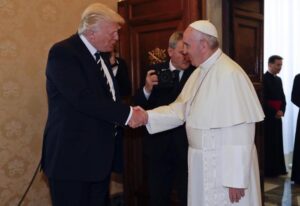 Papa Francesco regala libro bianco su ambiente perché Trump intenda...
