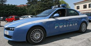 Roma, immigrato aggredisce poliziotti a calci e pugni: arrestato