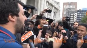 YOUTUBE Immigrato a Salvini: "Fascista". E lui: "Che democratico..."