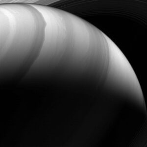 Sonda Cassini scopre un "grande vuoto" intorno a Saturno: i primi dati dei suoi tuffi