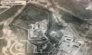 Una delle immagini diffuse dal Dipartimento di Stato che mostra a destra la costruzione adibita a forno crematorio