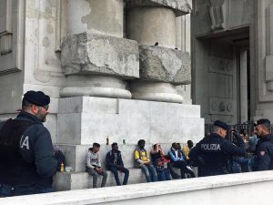 Retata stazione Milano. Migranti: legge Minniti cosa seria, Salvini meno