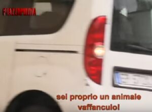 YOUTUBE Troupe Piazza Pulita aggredita a Isola di Capo Rizzuto: "Ti uccido!"