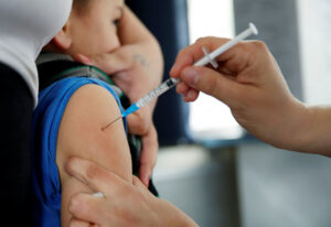 Vaccini, a Napoli il rifornimento delle dosi è a rischio. Asl: "Scarseggiano"