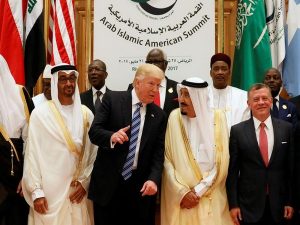 Arabia Saudita isola il Qatar per colpire l'Iran sciita. Le armi di Trump ai wahhabiti sunniti