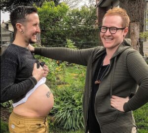 Coppia di papà gay aspetta un figlio: lui è "incinto" FOTO