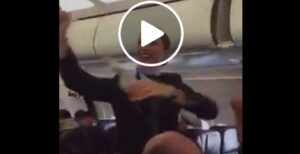 Juventus, cori tifosi sull' aereo per Cardiff: povera hostess (VIDEO)