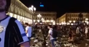 YOUTUBE Torino piazza San Carlo: scene di guerra, tifosi Juve urlano nomi parenti scomparsi